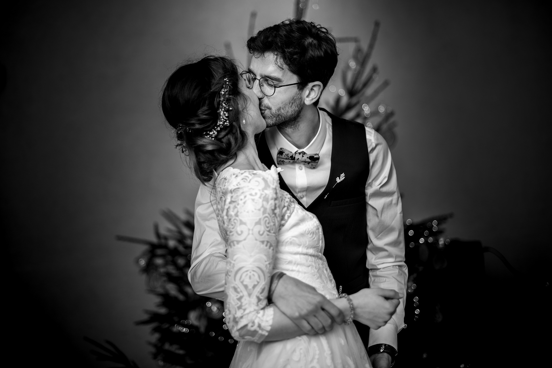 sterenn-officiante_ceremonie-laïque-bretagne-rennes-Romane-Nicolas-baiser-mariés