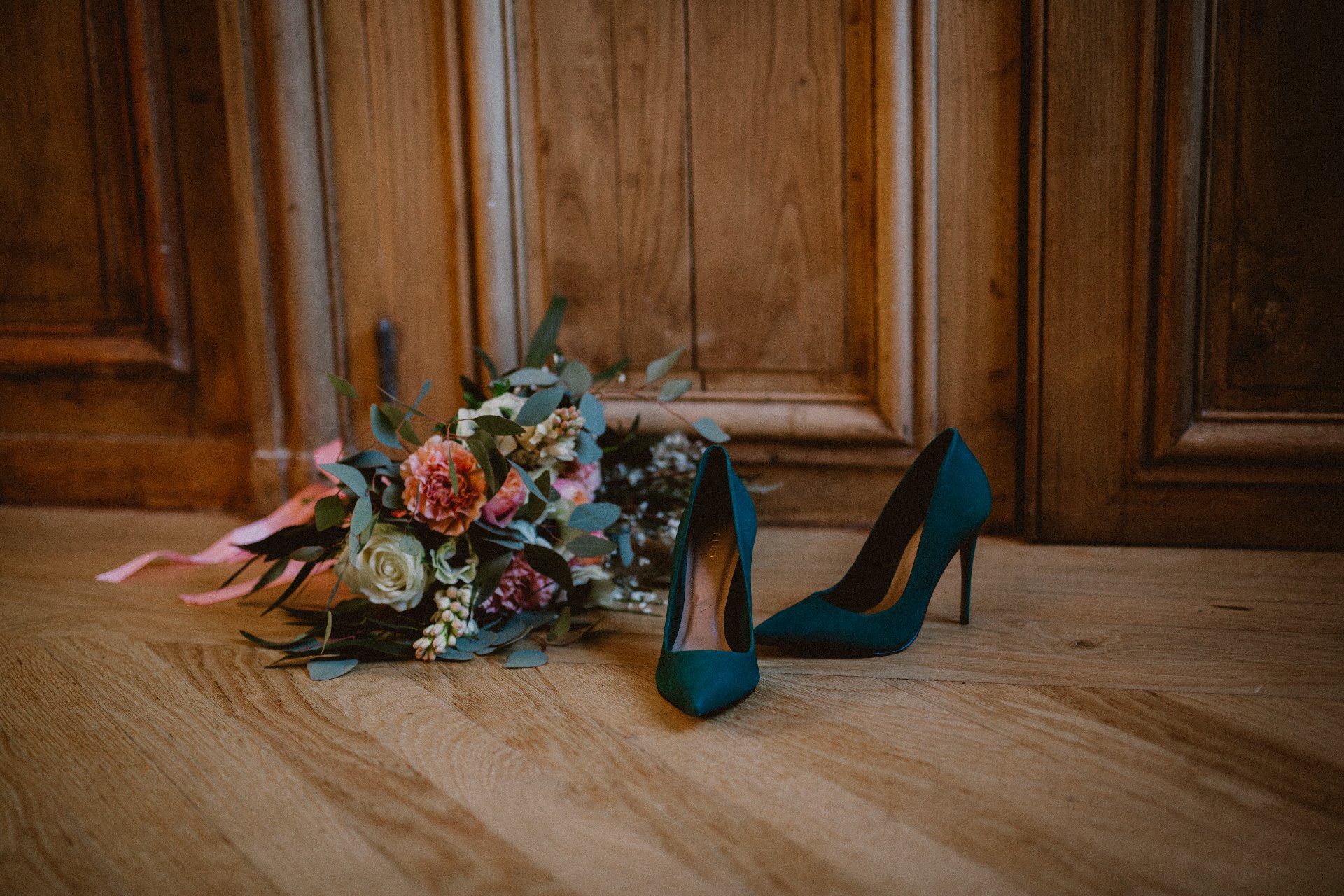sterenn-officiante-ceremonie-laique-bouquet-mariee-chaussures-mariee-vert-foret-56
