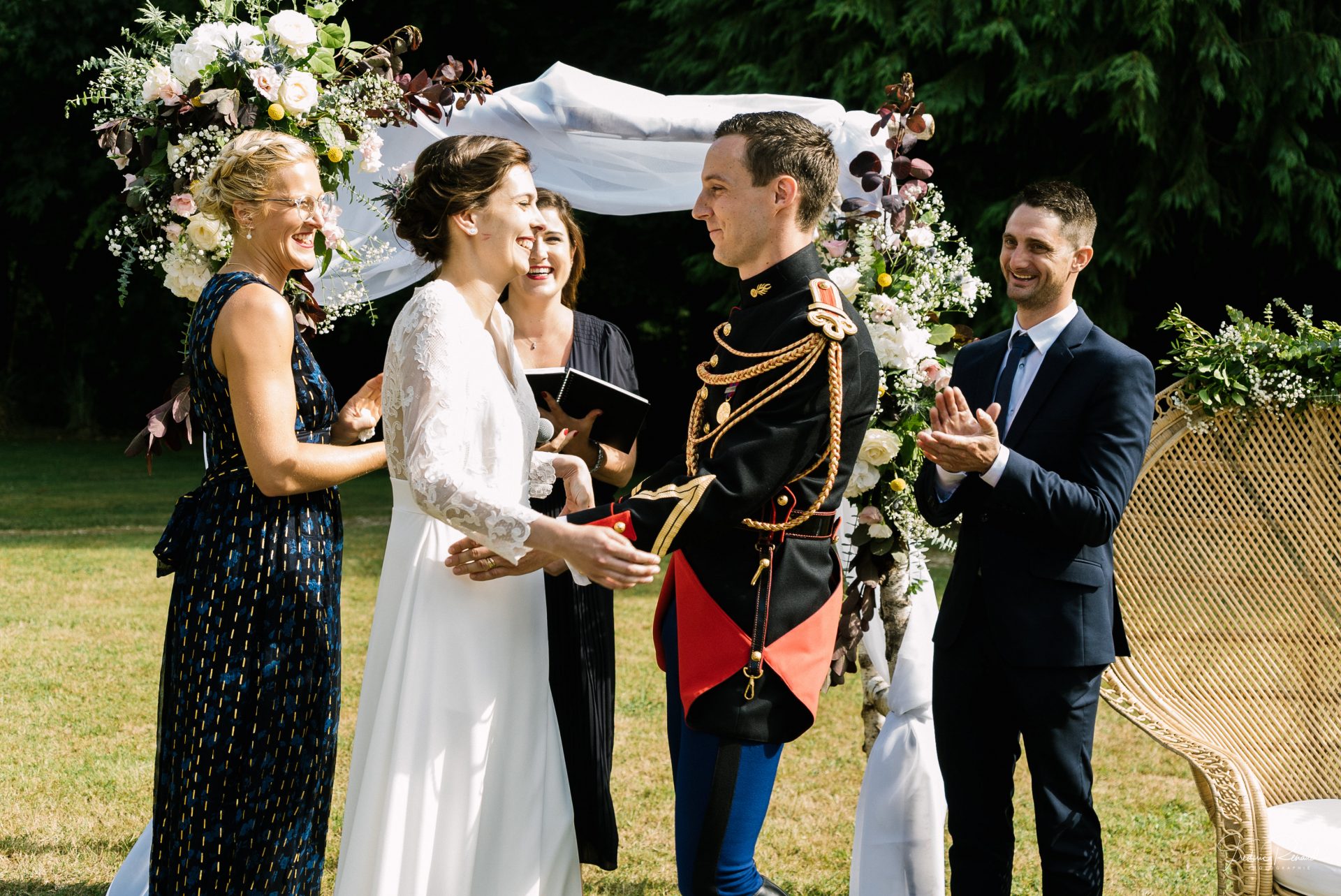 sterenn-officiante_ceremonie-laïque-bretagne-rennes-Elsa-Jean-Baptiste-échange-alliances-témoins