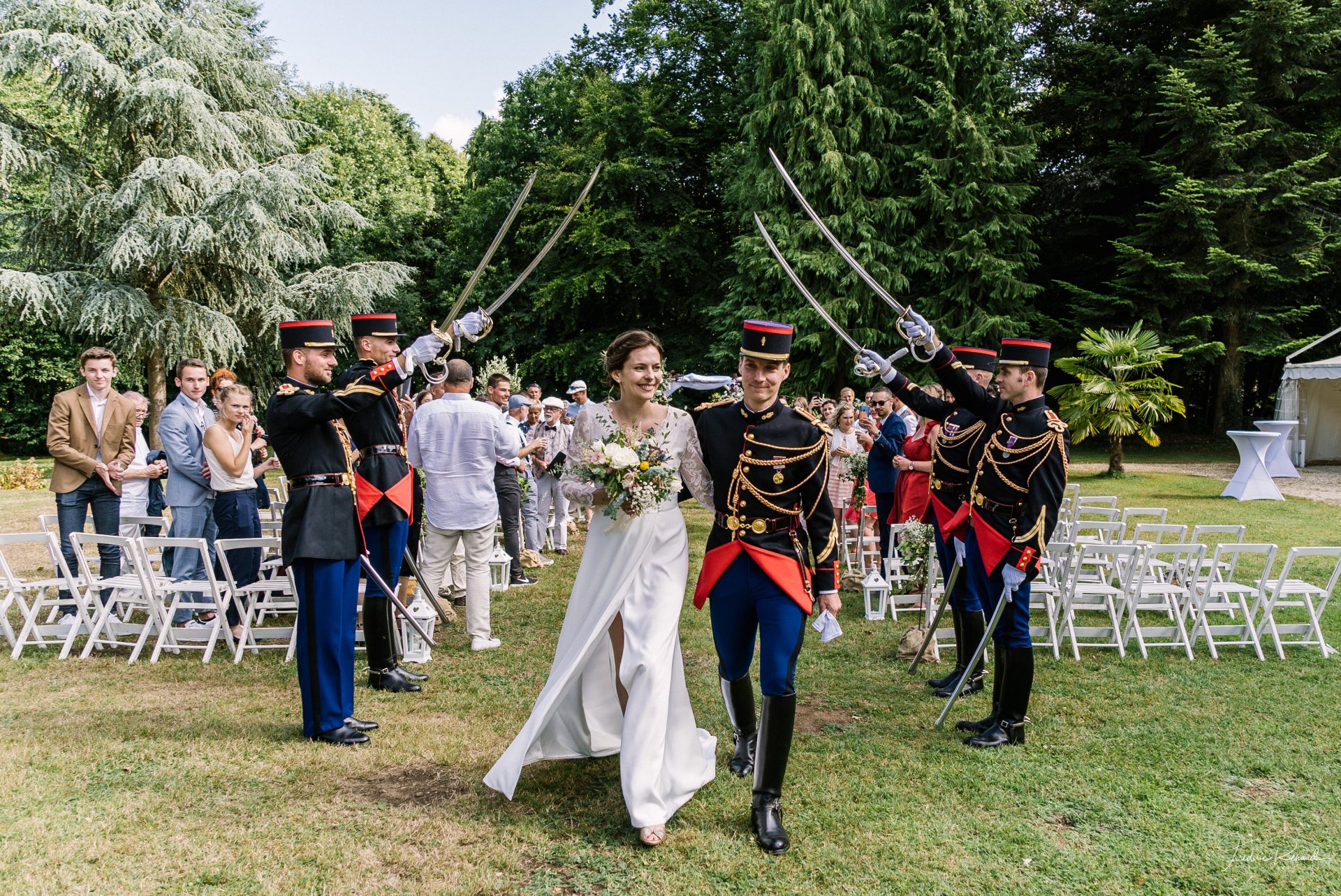 sterenn-officiante_ceremonie-laïque-bretagne-rennes-Elsa-Jean-Baptiste-sortie-mariés-cavalerie