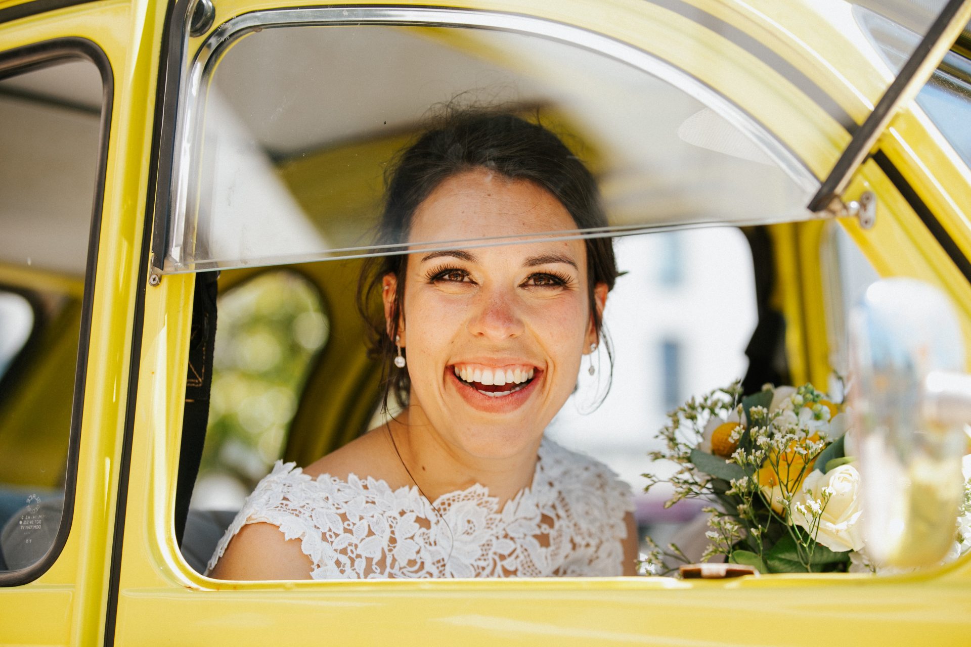 sterenn-officiante_ceremonie-laïque-bretagne-rennes-Claire-Romain-voiture-jaune-mariée