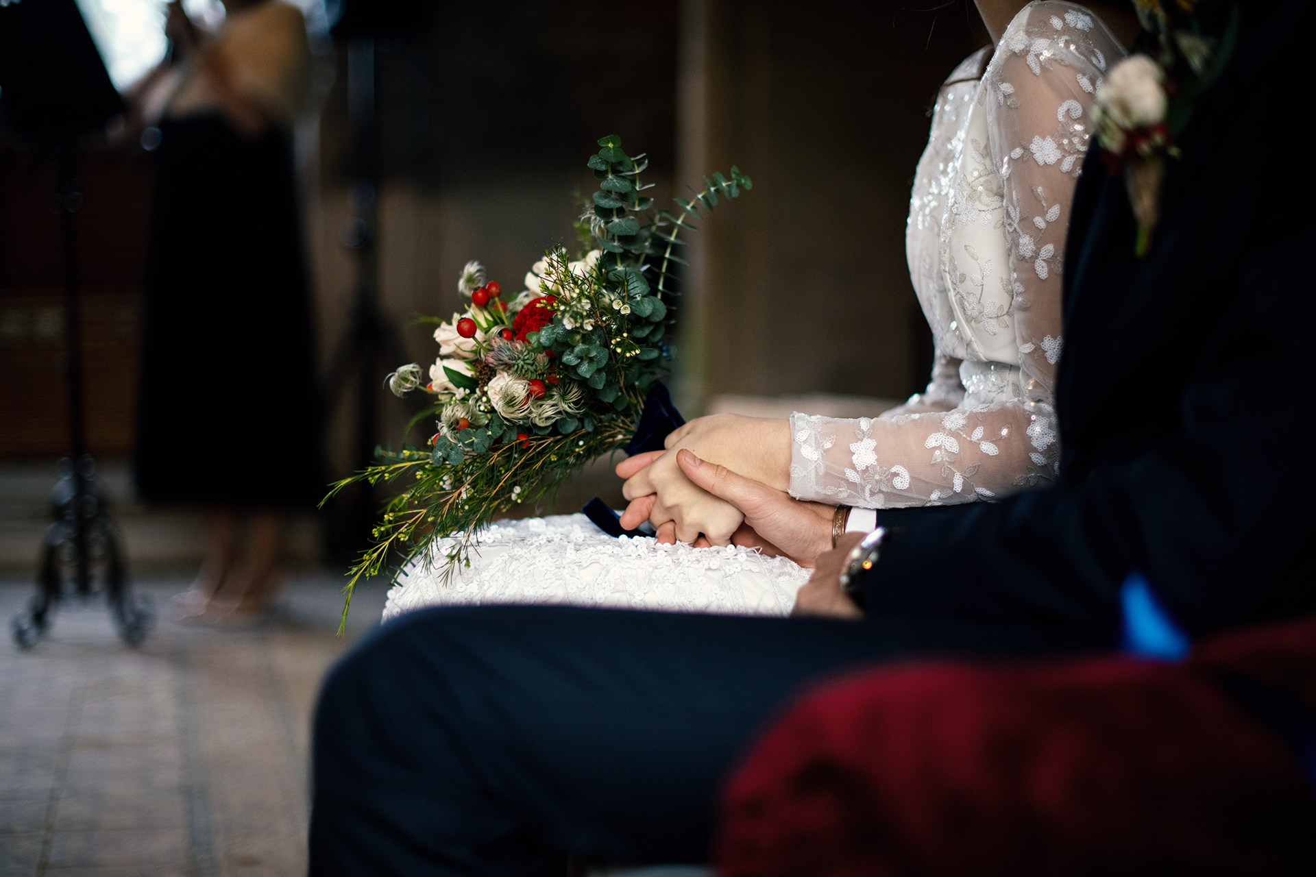 sterenn-officiante_ceremonie-laïque-bretagne-rennes-Romane-Nicolas-bouquet-mains-mariés
