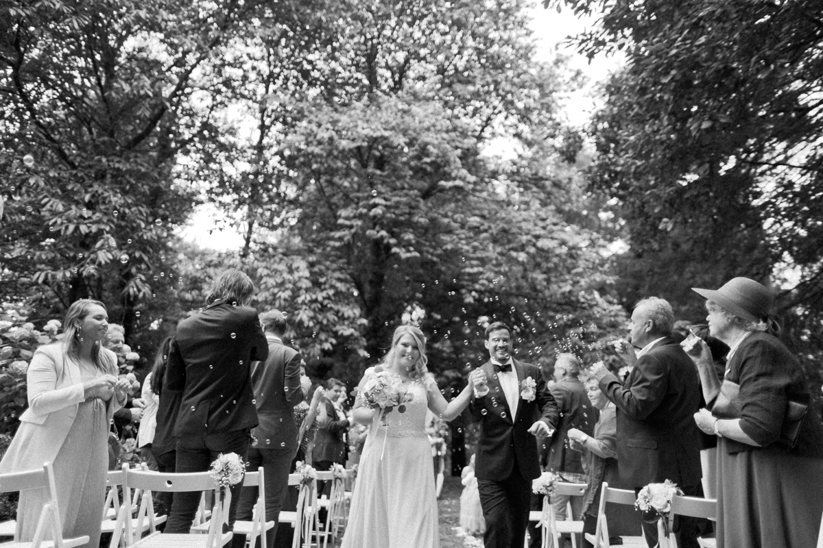 sterenn-officiante_ceremonie-laïque-bretagne-rennes-Aline-Caleb-sortie-allée-nuptiale-mariés-bulles