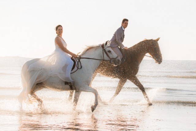 Aurélie et Hugues - mariage Puits de Jeanne - Ceremonie - Chevaux - mer