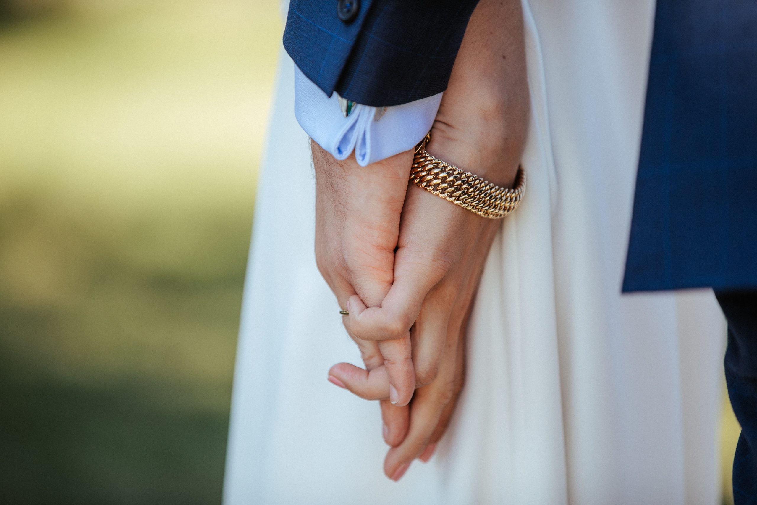 Louise et Pierre - hands - Sterenn Officiante de cérémonie laïque - Bretagne